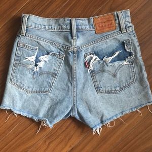 Levi’s Wedgie distressed short shorts